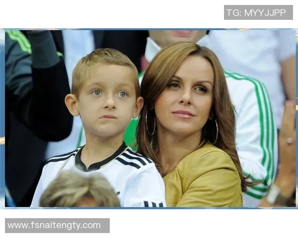 足球巨星之间的温馨对话与友情：场上场下的真挚互动与默契合作