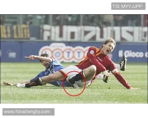 足球明星受伤瞬间吐血 赛场惨状引发球迷广泛关注